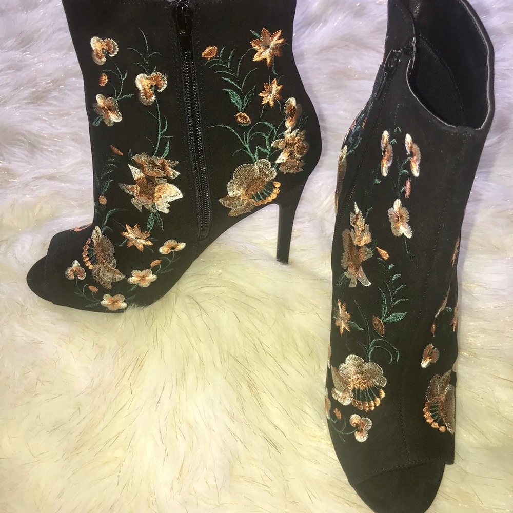 Black Booties 🖤👢 - Picture 2 of 5